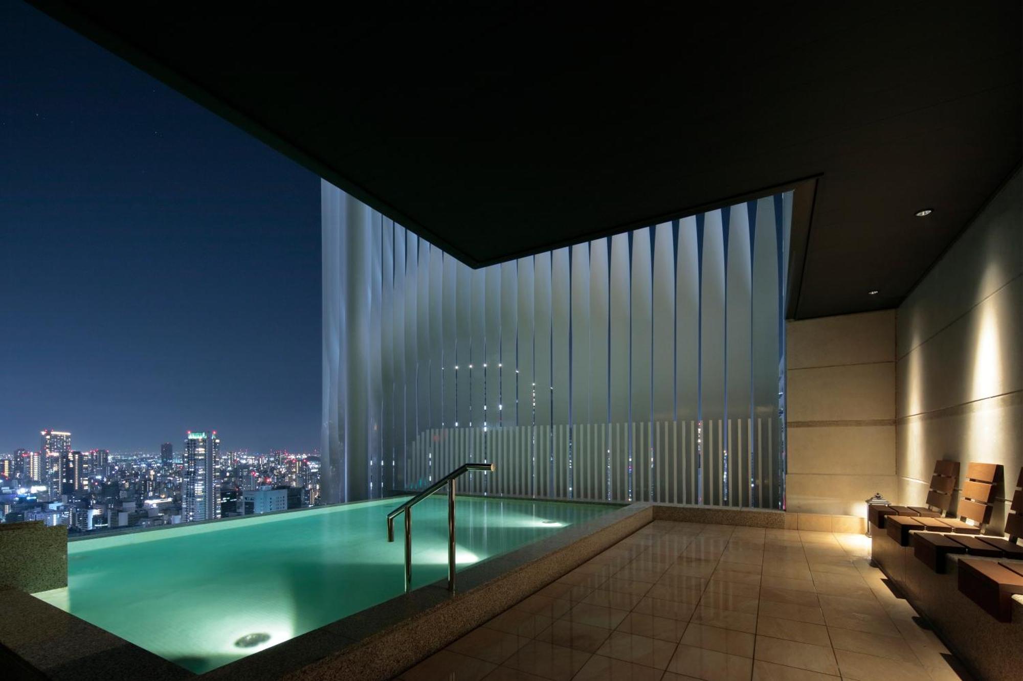 Candeo Hotels Osaka The Tower Dış mekan fotoğraf The pool at the 39th floor