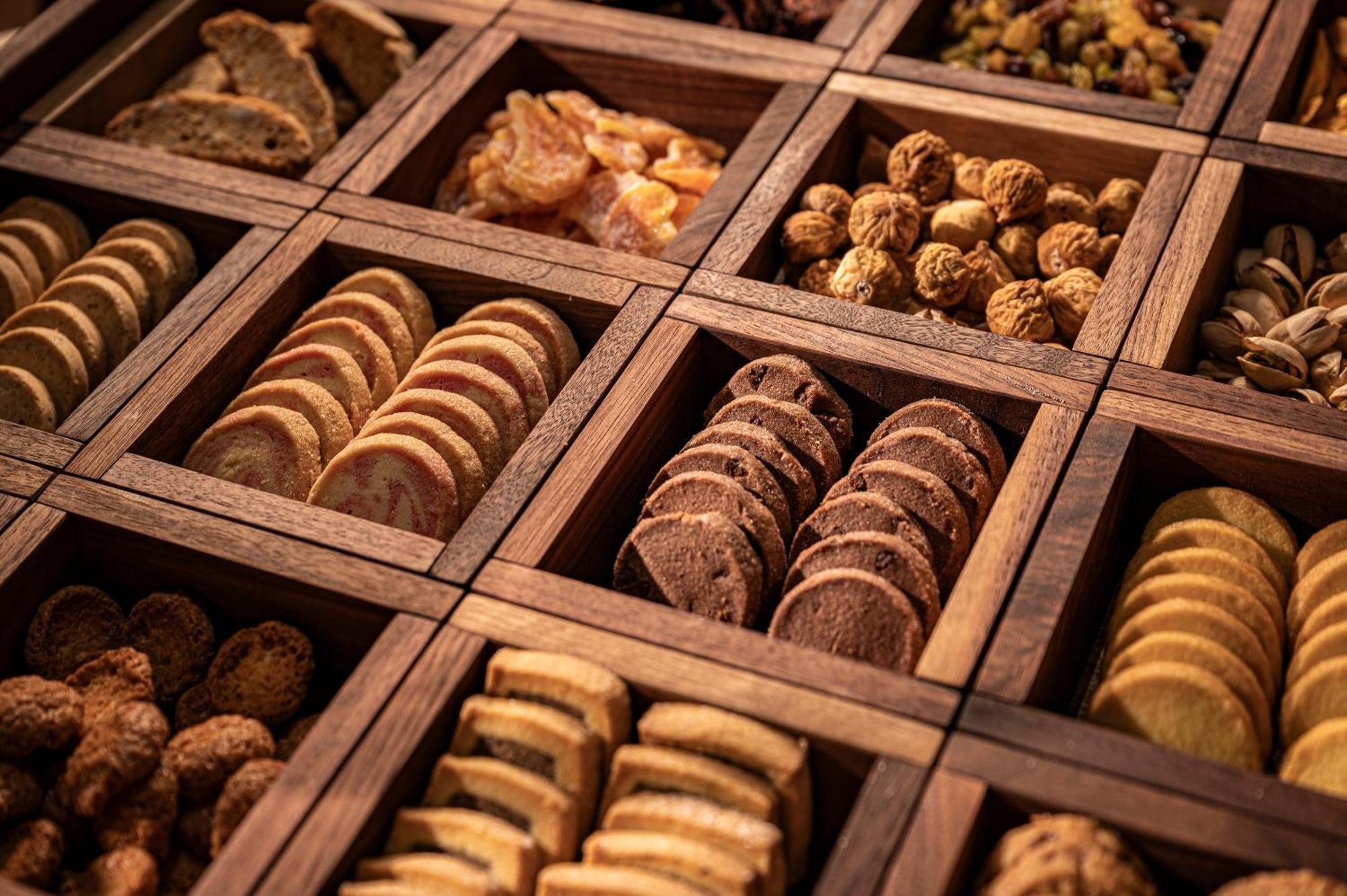 Candeo Hotels Osaka The Tower Dış mekan fotoğraf A selection of biscuits