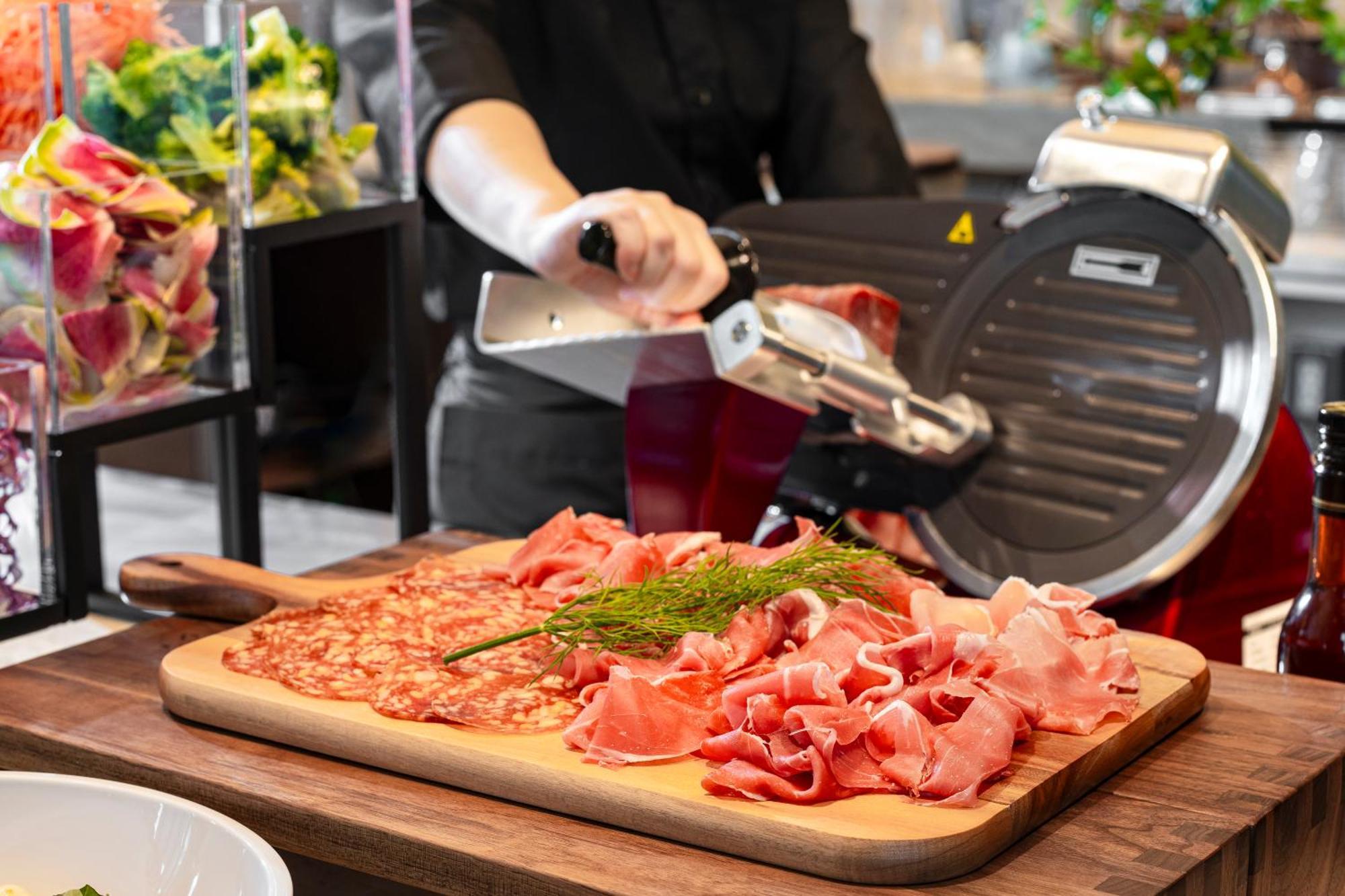 Candeo Hotels Osaka The Tower Dış mekan fotoğraf A deli slicer in action