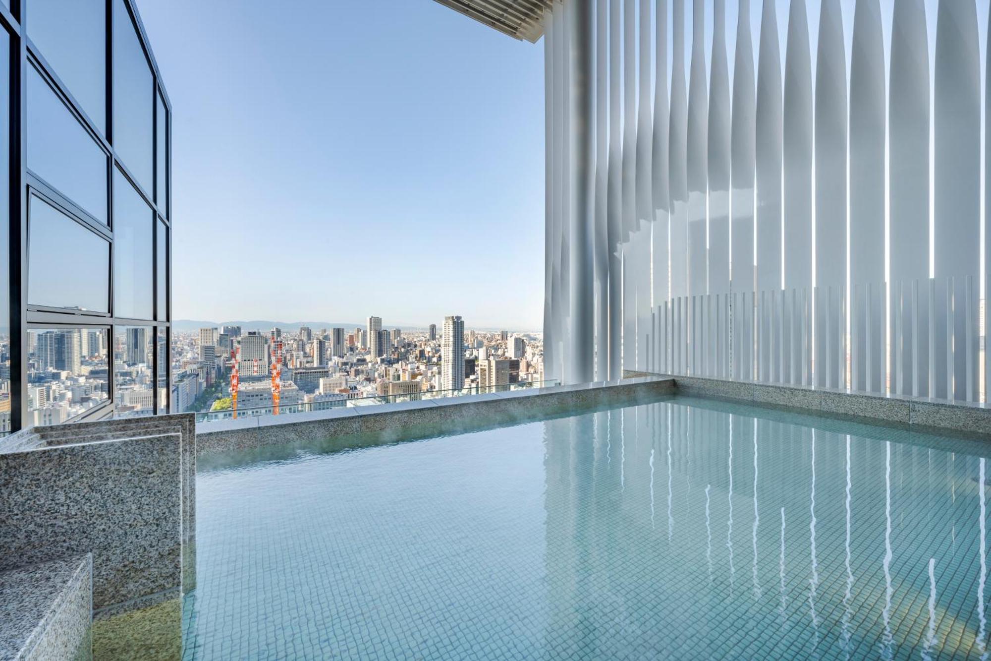 Candeo Hotels Osaka The Tower Dış mekan fotoğraf The pool at the top of the hotel