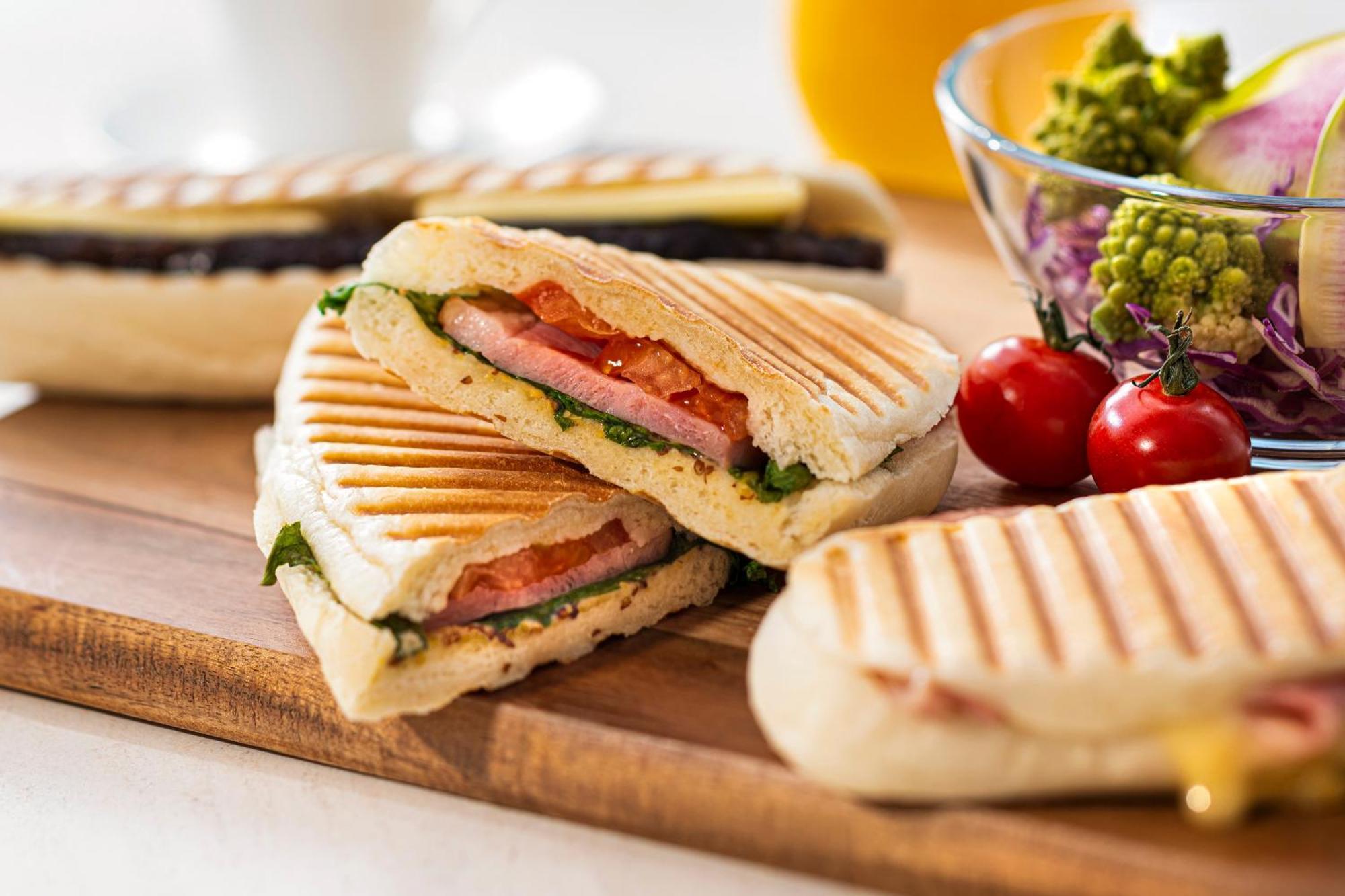 Candeo Hotels Osaka The Tower Dış mekan fotoğraf A ham and cheese panini