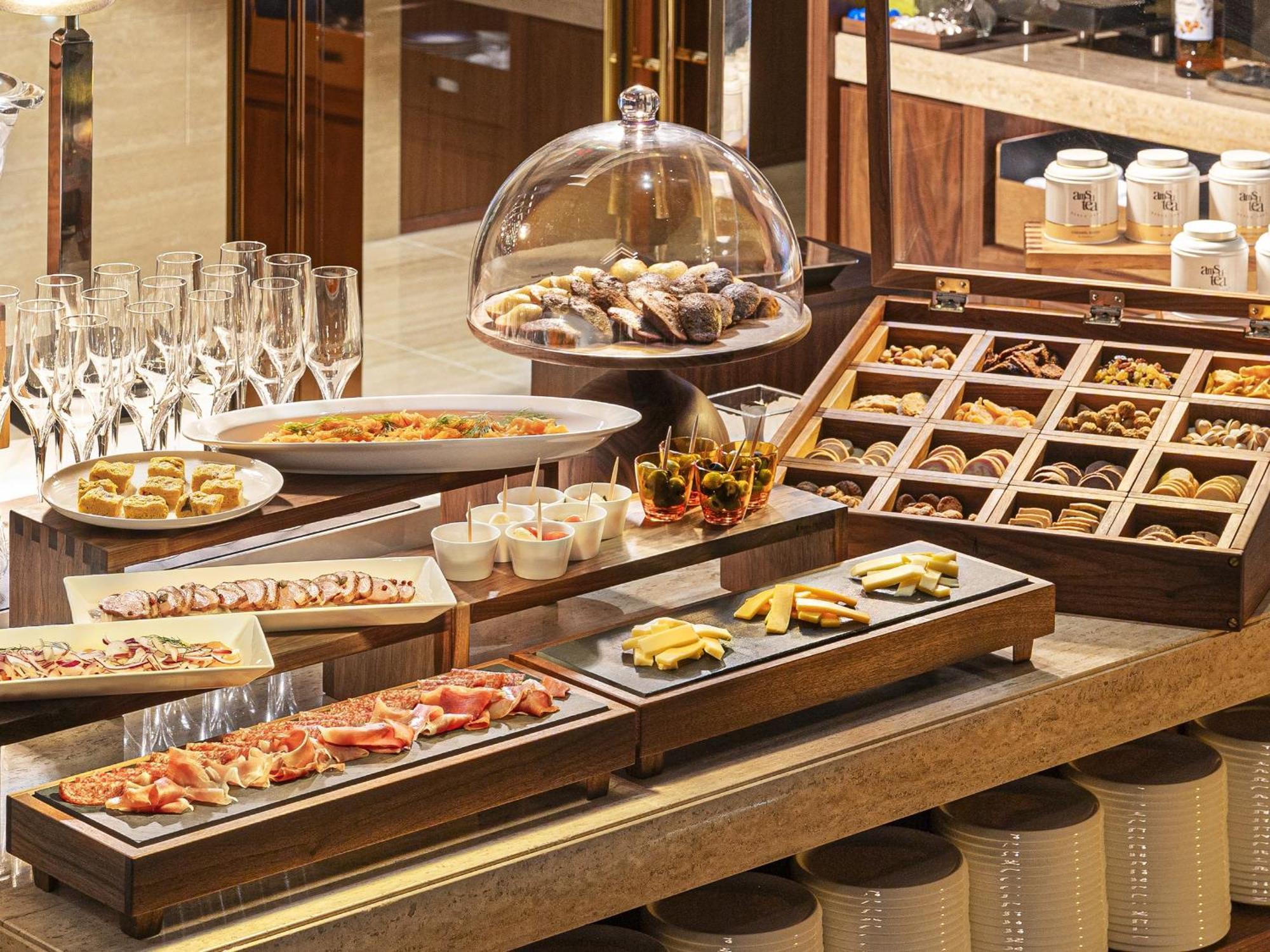 Candeo Hotels Osaka The Tower Dış mekan fotoğraf A buffet at a hotel